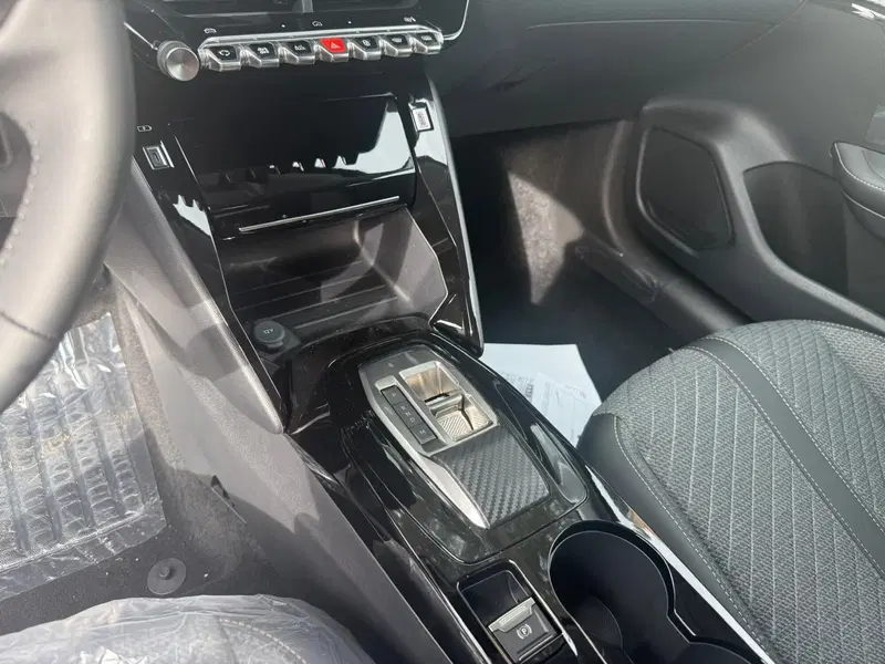 Peugeot 208 nuova a Latina (6)