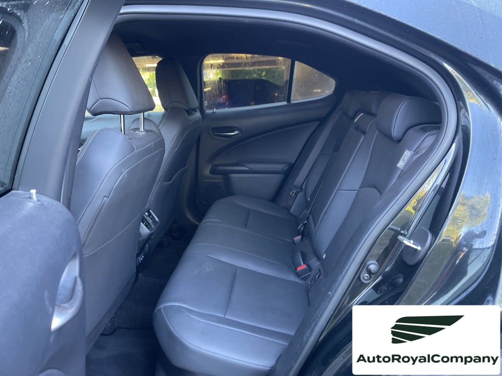 Lexus UX usata a Roma (11)