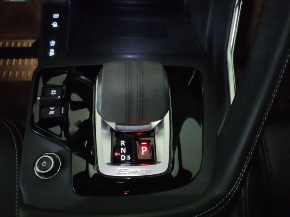 Jaguar E-Pace usata a Milano (16)