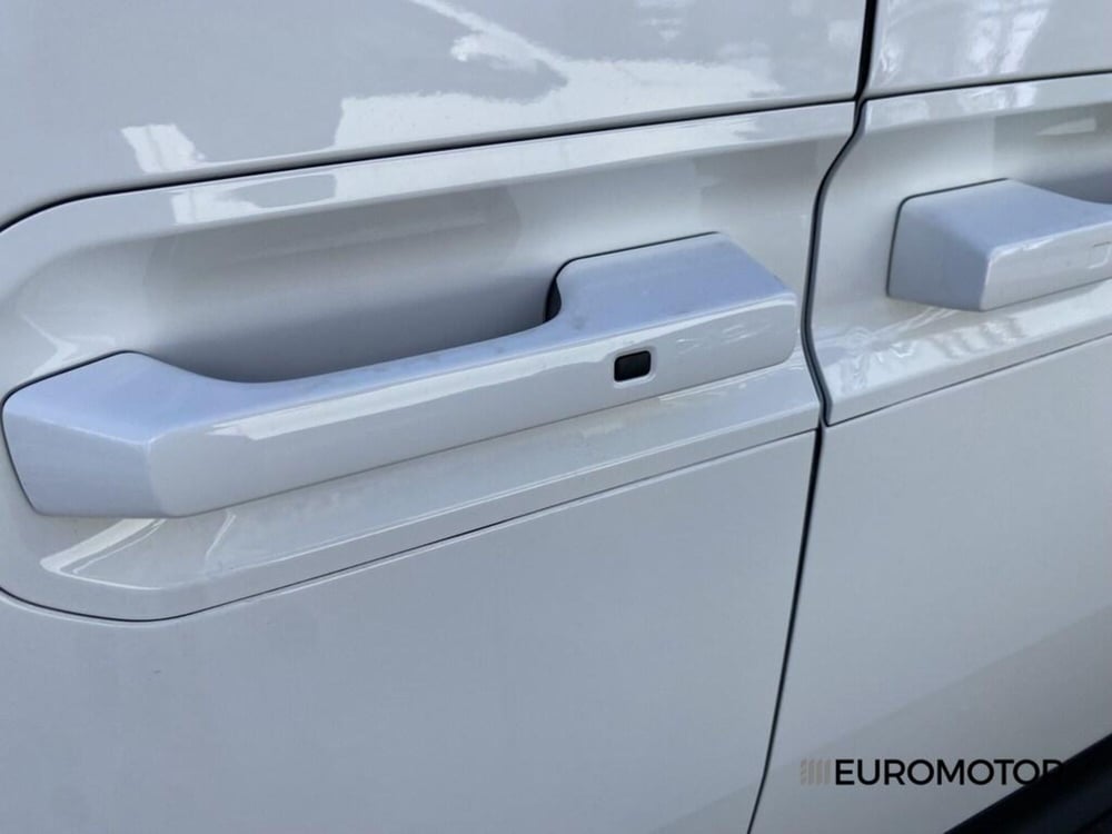 Kia PV5 nuova a Bari (7)