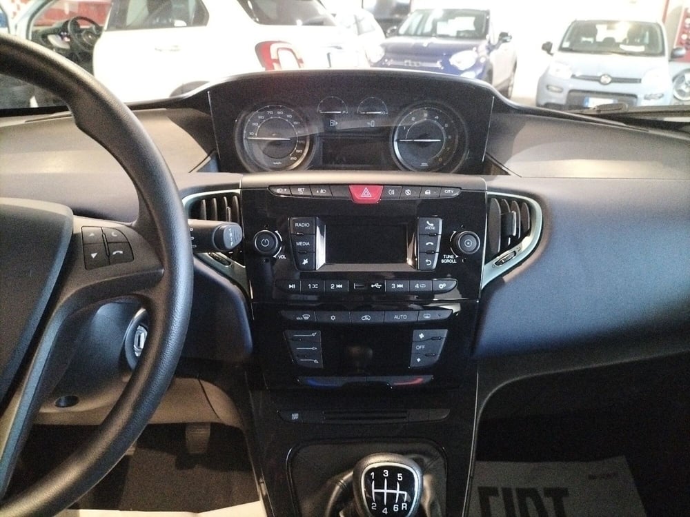 Lancia Ypsilon usata a Brindisi (18)
