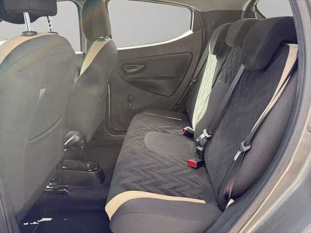 Lancia Ypsilon usata a Vibo Valentia (16)