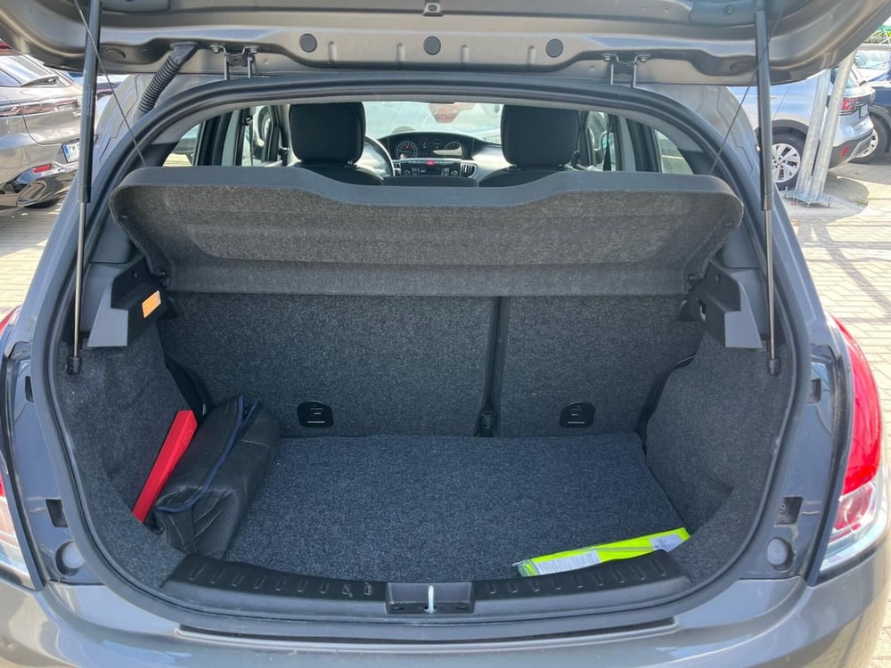 Lancia Ypsilon usata a Milano (10)