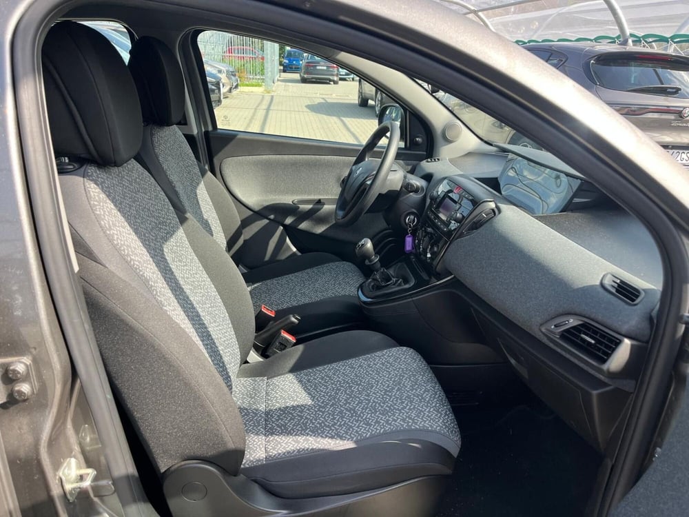 Lancia Ypsilon usata a Milano (12)