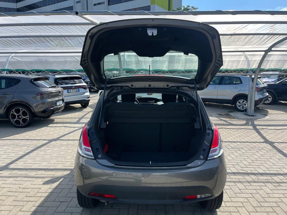 Lancia Ypsilon usata a Milano (9)