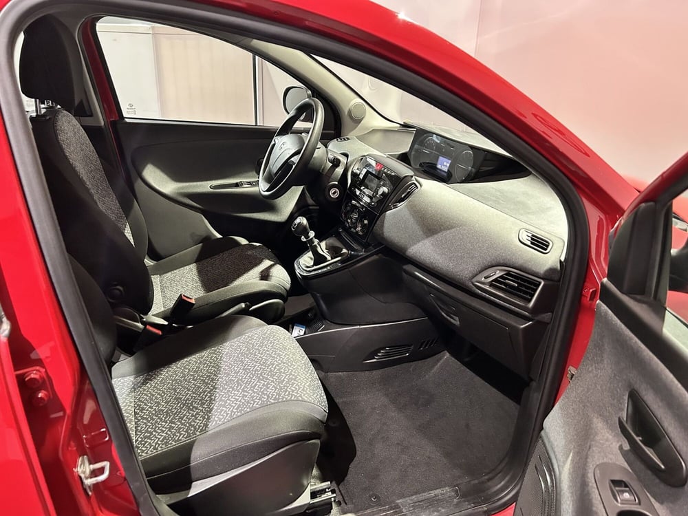Lancia Ypsilon usata a Milano (11)