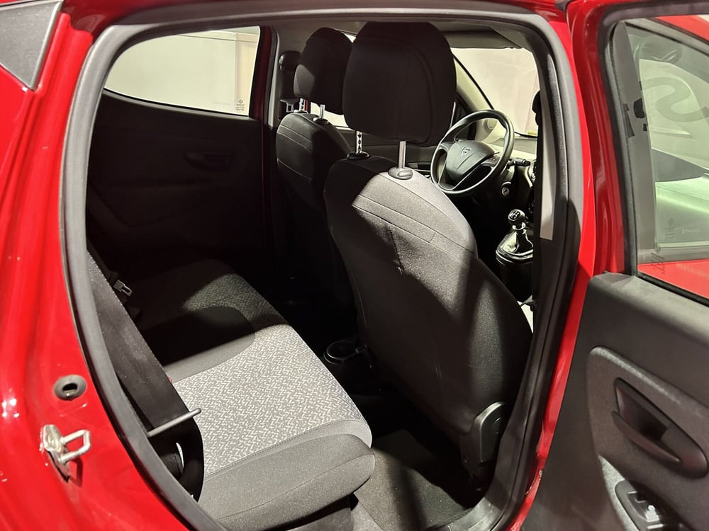 Lancia Ypsilon usata a Milano (12)