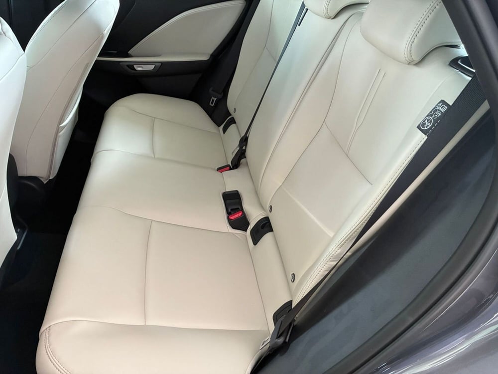 Lexus LBX nuova a Milano (10)