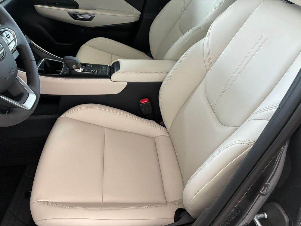 Lexus LBX nuova a Milano (11)