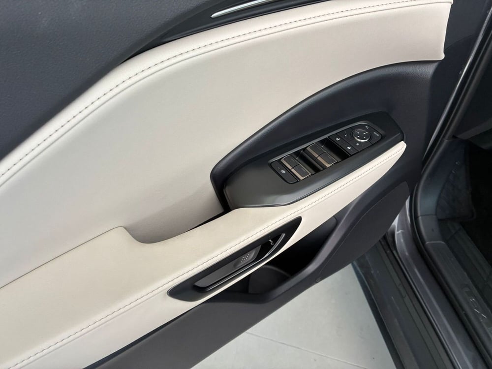 Lexus LBX nuova a Milano (12)