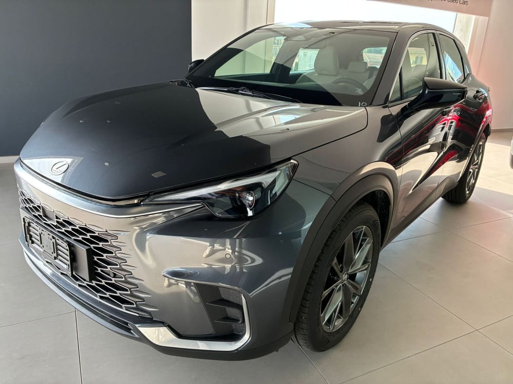 Lexus LBX nuova a Milano (2)