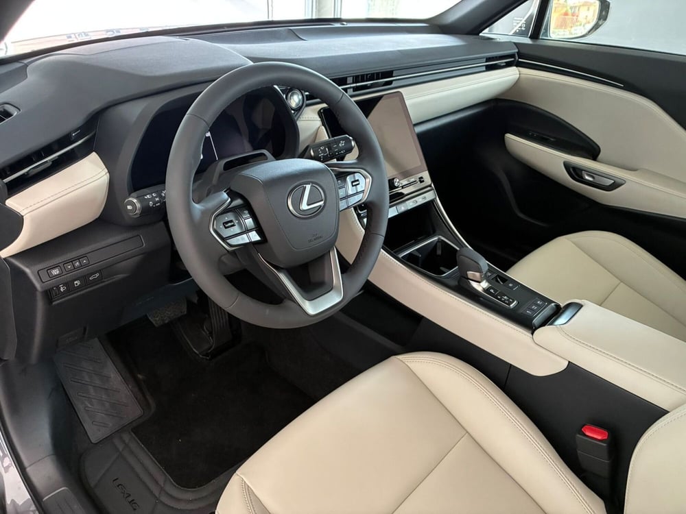 Lexus LBX nuova a Milano (6)
