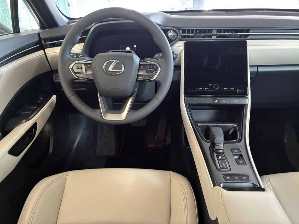 Lexus LBX nuova a Milano (8)