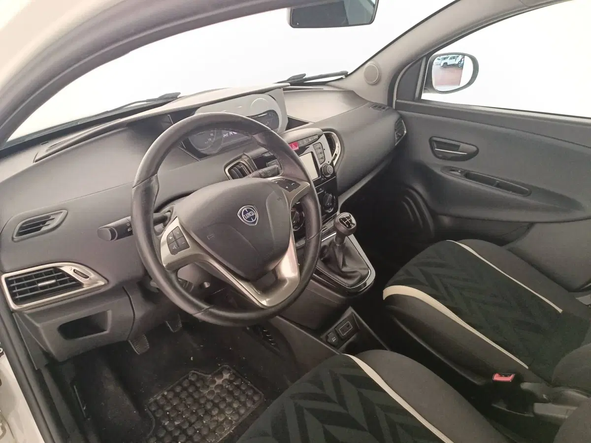 Lancia Ypsilon usata a Treviso (10)