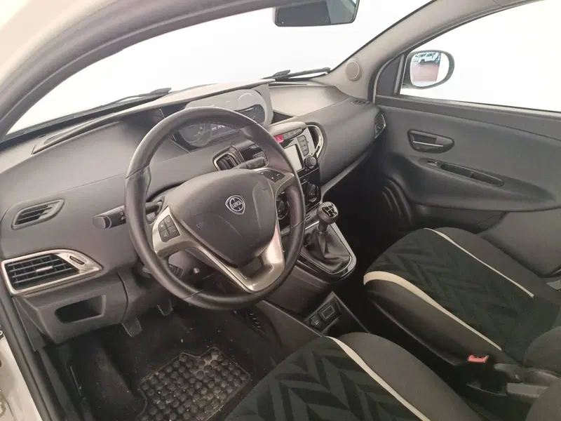 Lancia Ypsilon usata a Treviso (10)