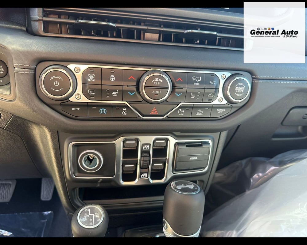 Jeep Wrangler Unlimited nuova a Lucca (12)