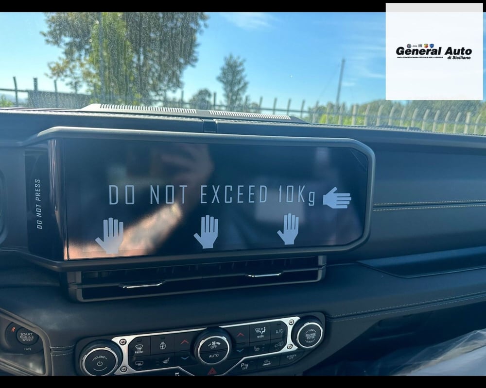 Jeep Wrangler Unlimited nuova a Lucca (8)