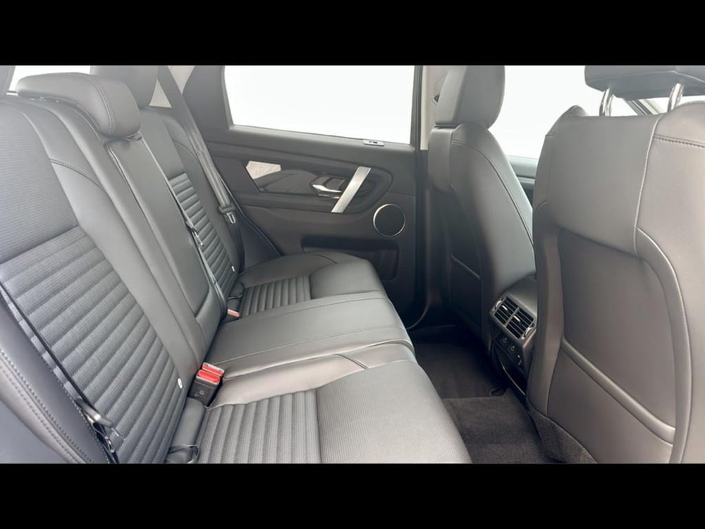 Land Rover Discovery Sport nuova a Varese (5)
