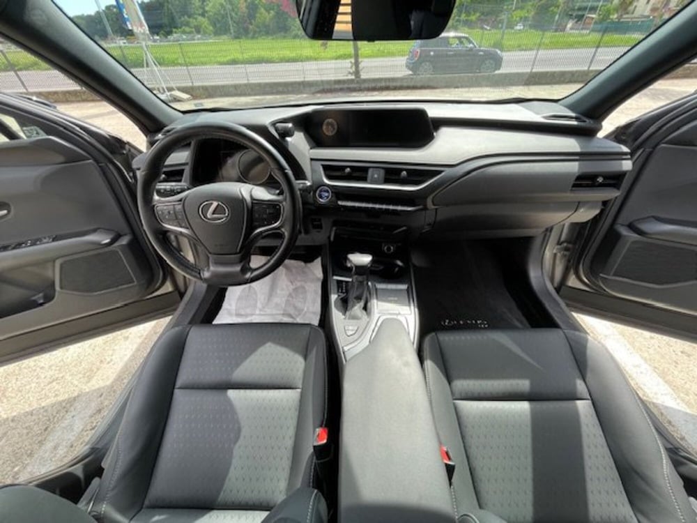 Lexus UX usata a Como (8)