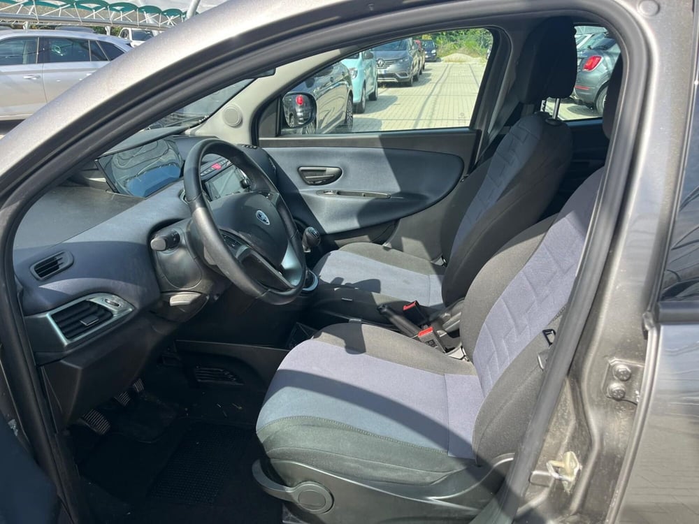 Lancia Ypsilon usata a Milano (11)