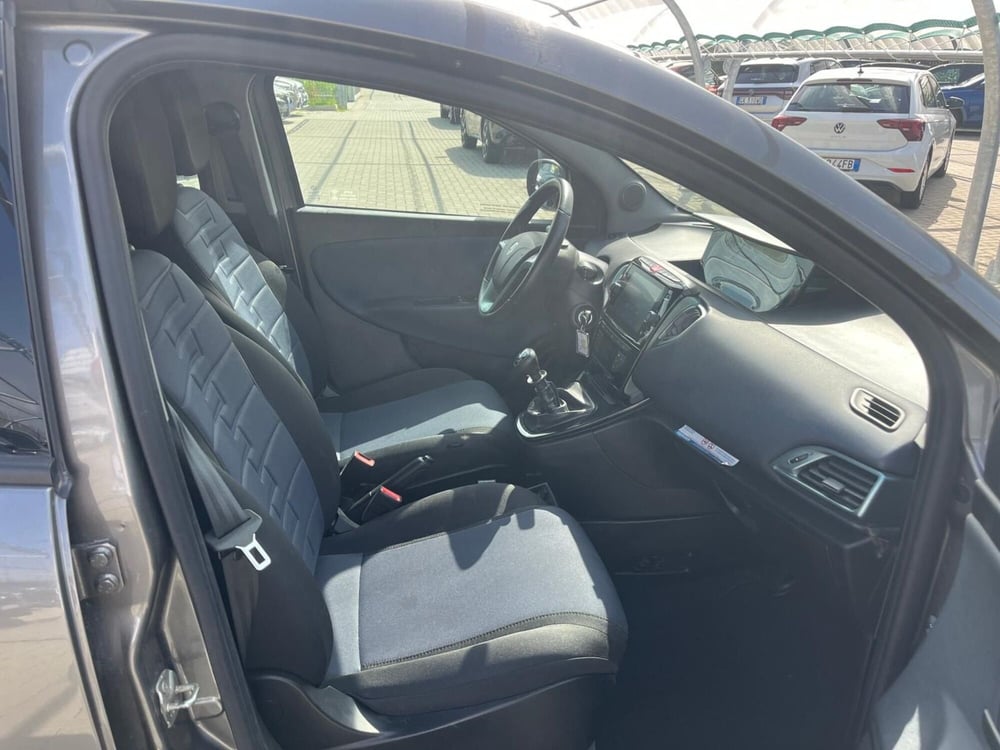 Lancia Ypsilon usata a Milano (12)