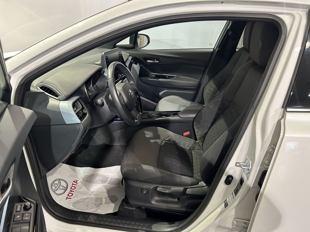 Toyota Toyota C-HR usata a Milano (12)