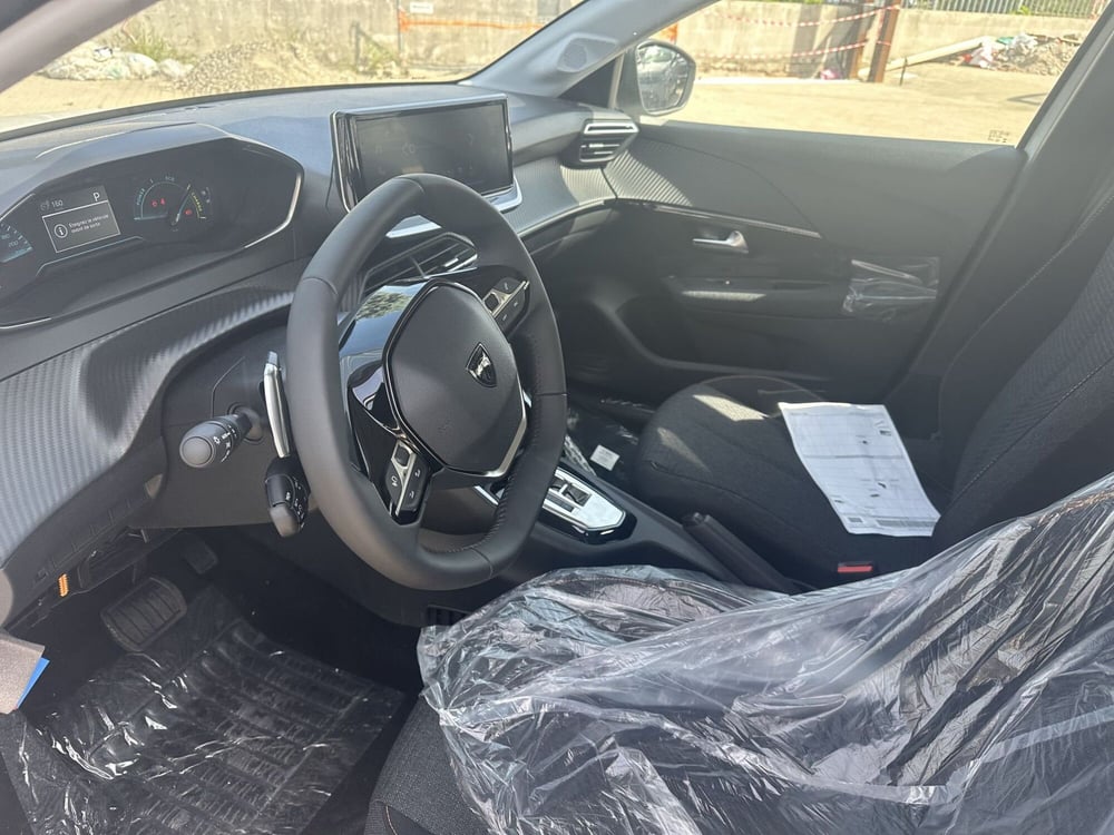 Peugeot 208 nuova a Milano (11)