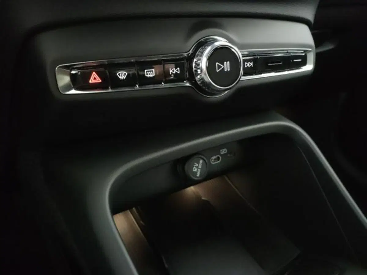 Volvo XC40 nuova a Modena (13)