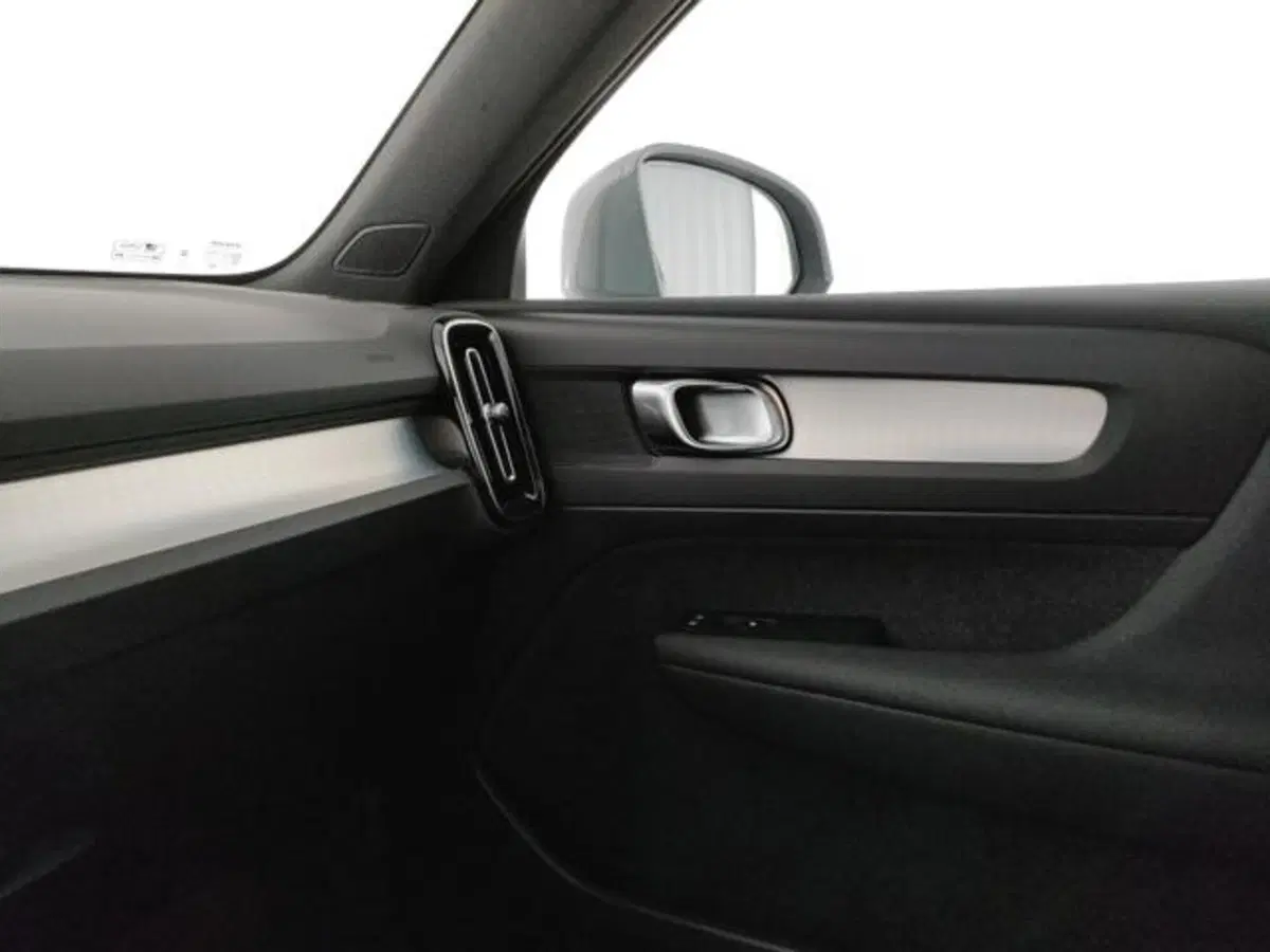 Volvo XC40 nuova a Modena (18)