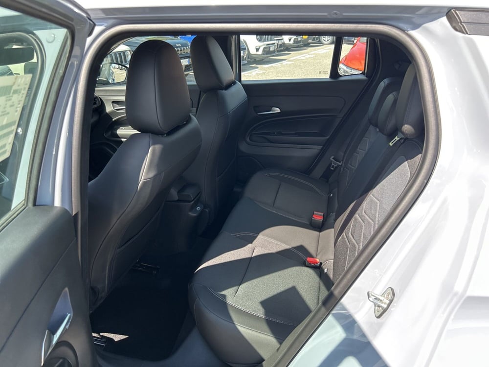 Jeep Avenger nuova a Roma (11)