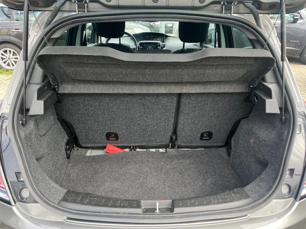 Lancia Ypsilon usata a Milano (10)