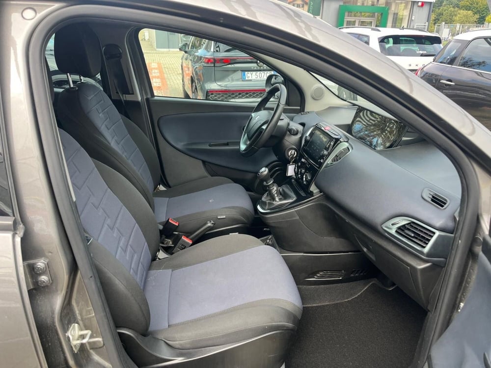 Lancia Ypsilon usata a Milano (12)