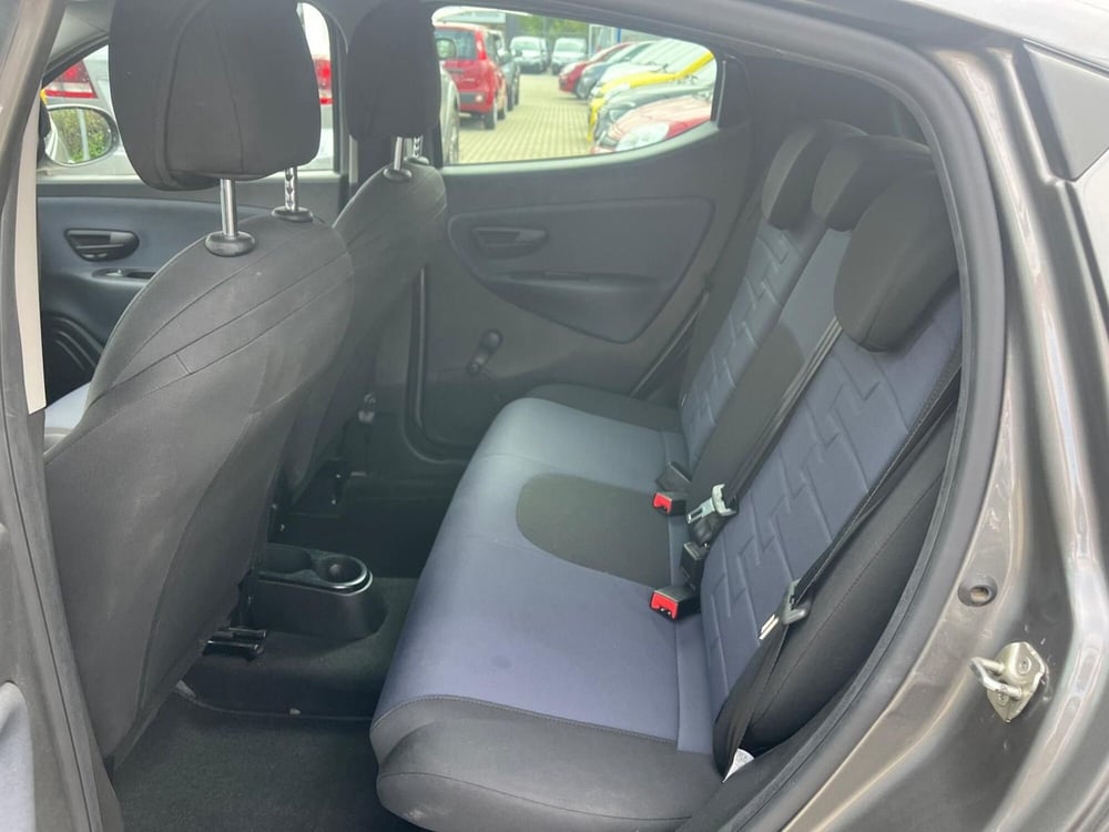 Lancia Ypsilon usata a Milano (13)