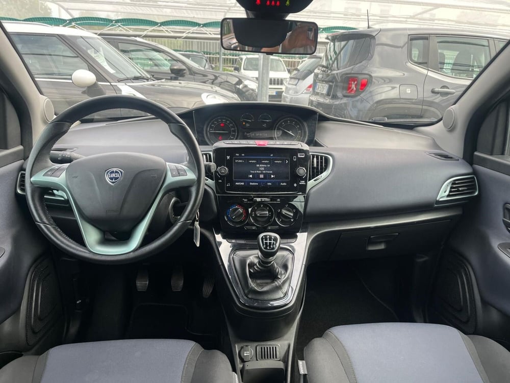 Lancia Ypsilon usata a Milano (15)