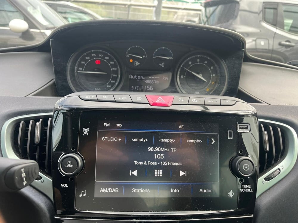Lancia Ypsilon usata a Milano (16)