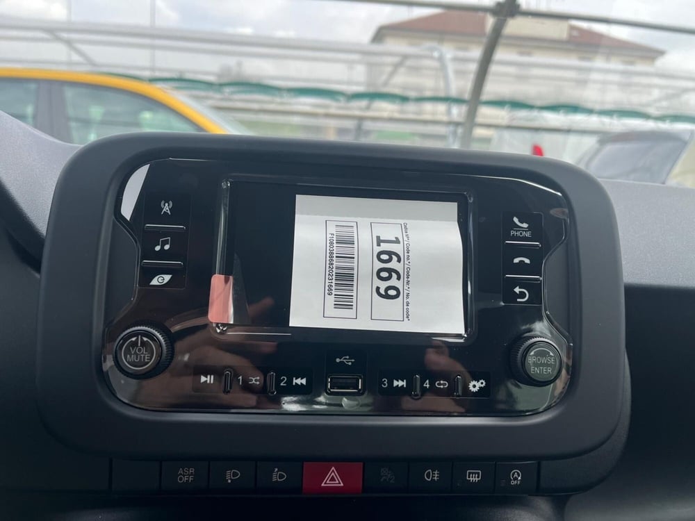 Fiat Panda Cross nuova a Milano (17)