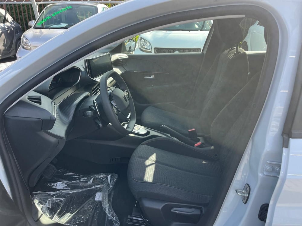 Peugeot 208 nuova a Milano (12)