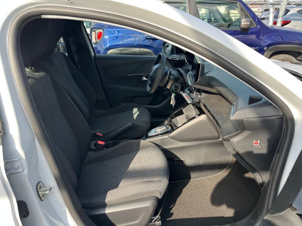 Peugeot 208 nuova a Milano (13)