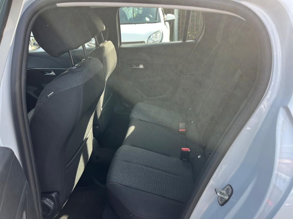 Peugeot 208 nuova a Milano (14)
