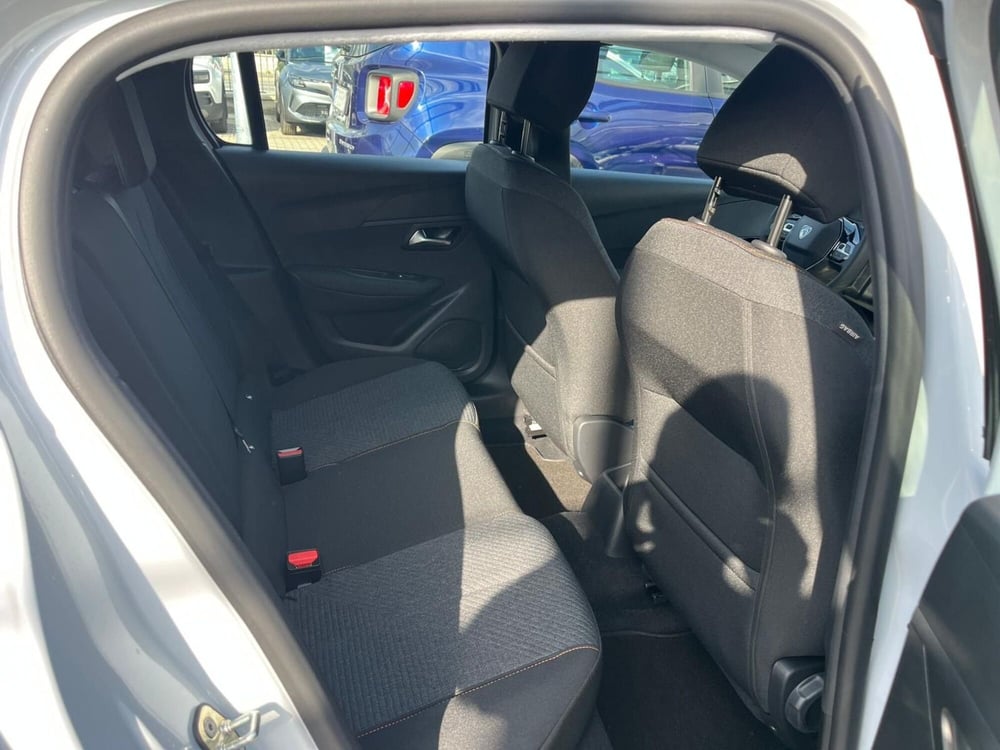 Peugeot 208 nuova a Milano (15)