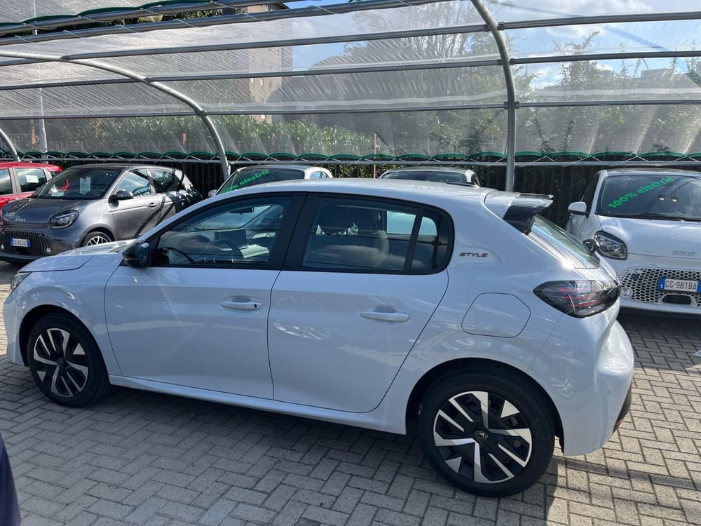Peugeot 208 nuova a Milano (4)