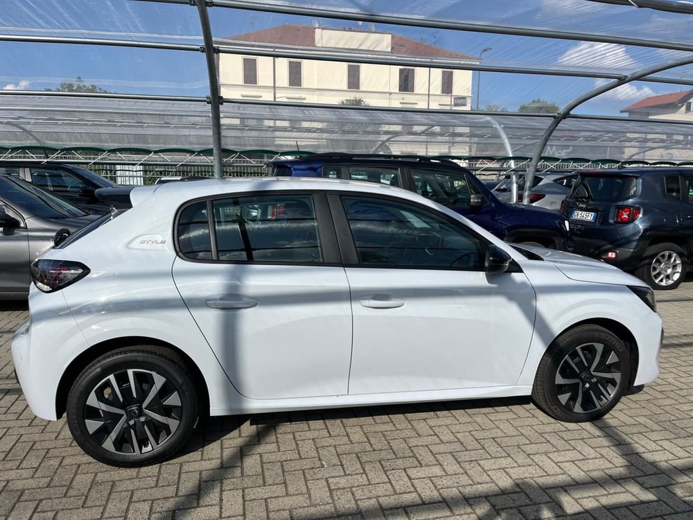 Peugeot 208 nuova a Milano (5)