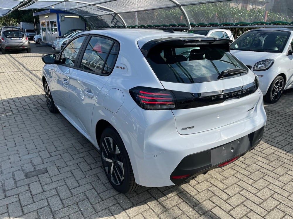 Peugeot 208 nuova a Milano (7)