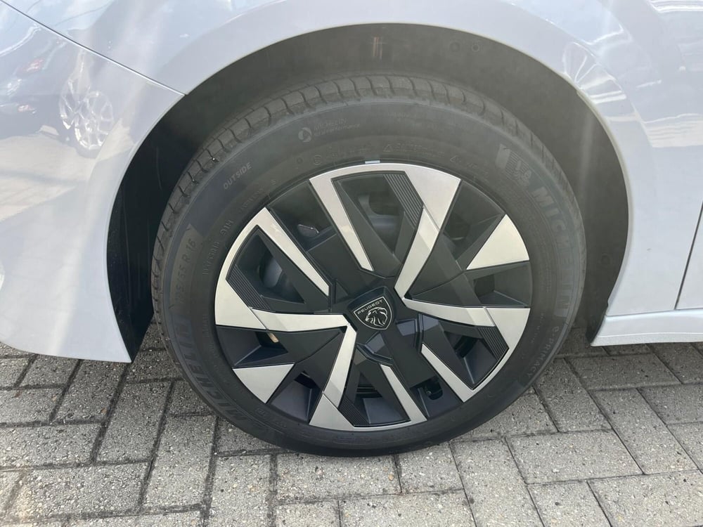 Peugeot 208 nuova a Milano (8)