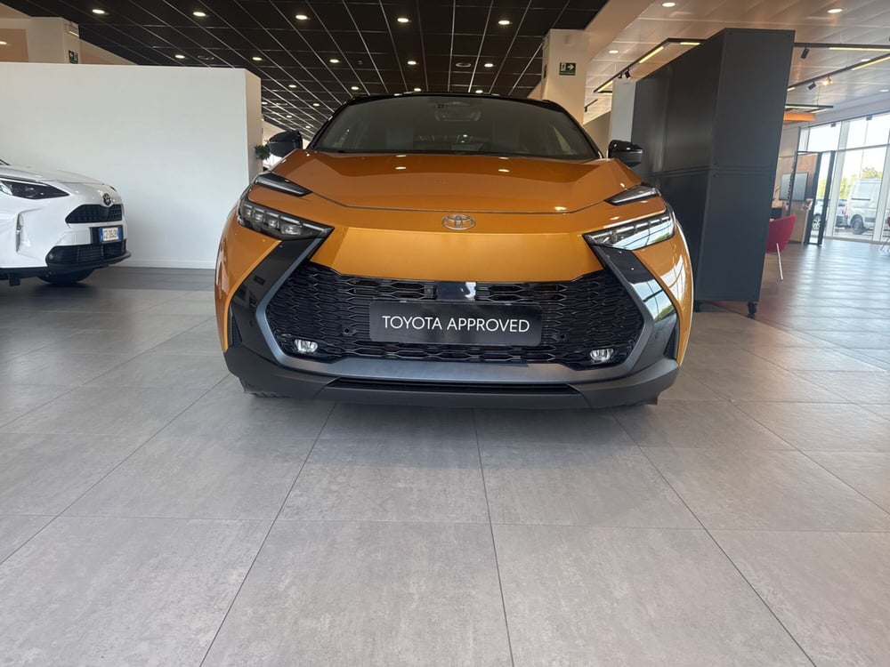 Toyota Toyota C-HR nuova a Sassari (5)