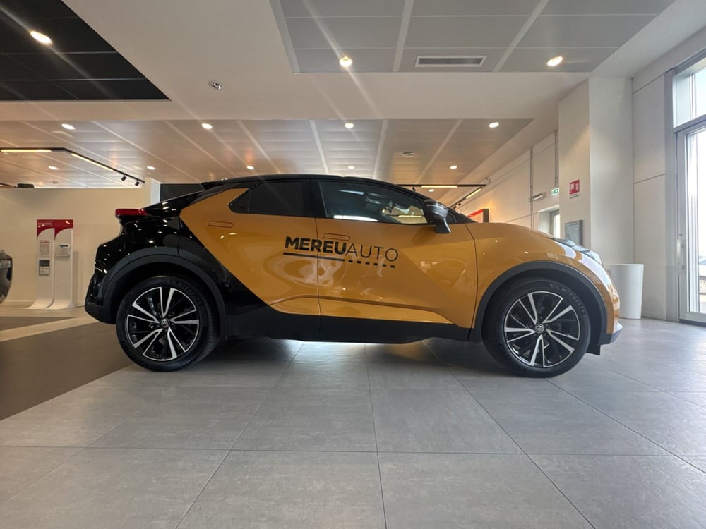 Toyota Toyota C-HR nuova a Sassari (7)