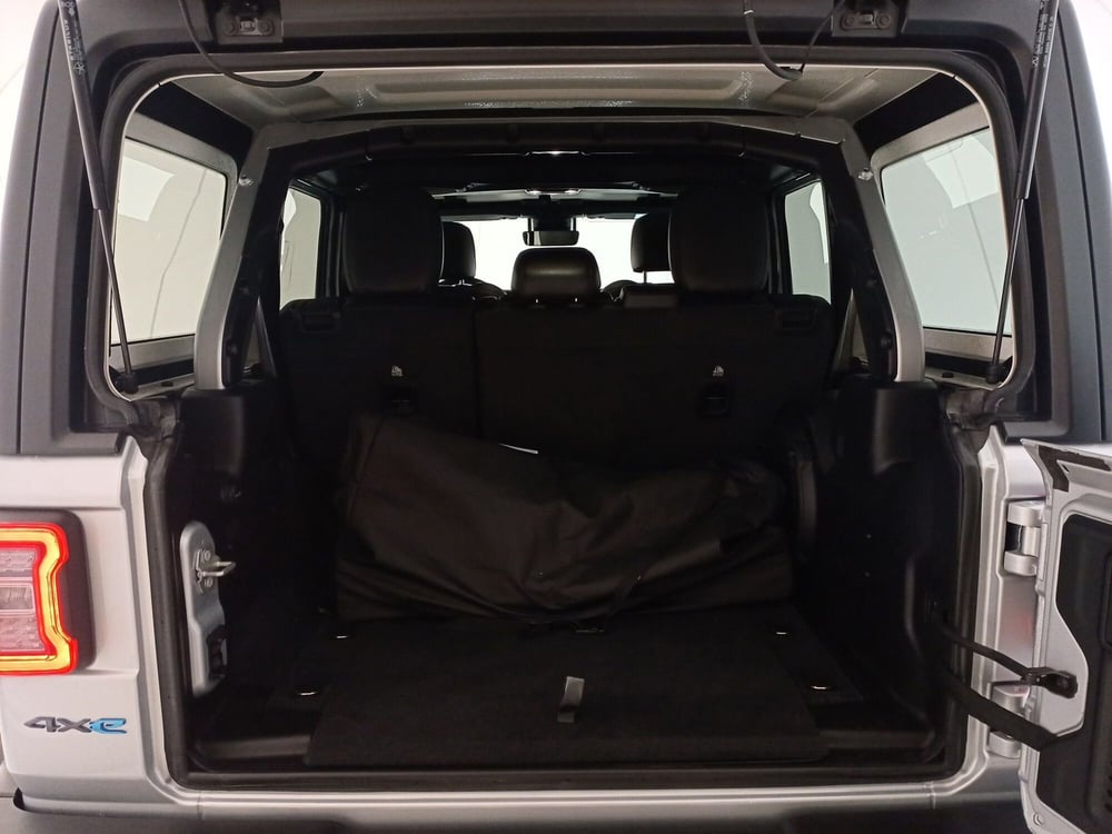 Jeep Wrangler Unlimited usata a Bari (13)