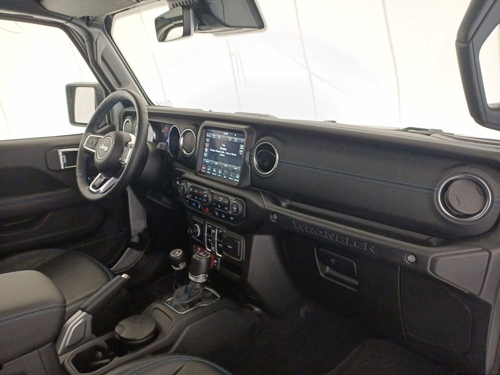 Jeep Wrangler Unlimited usata a Bari (7)