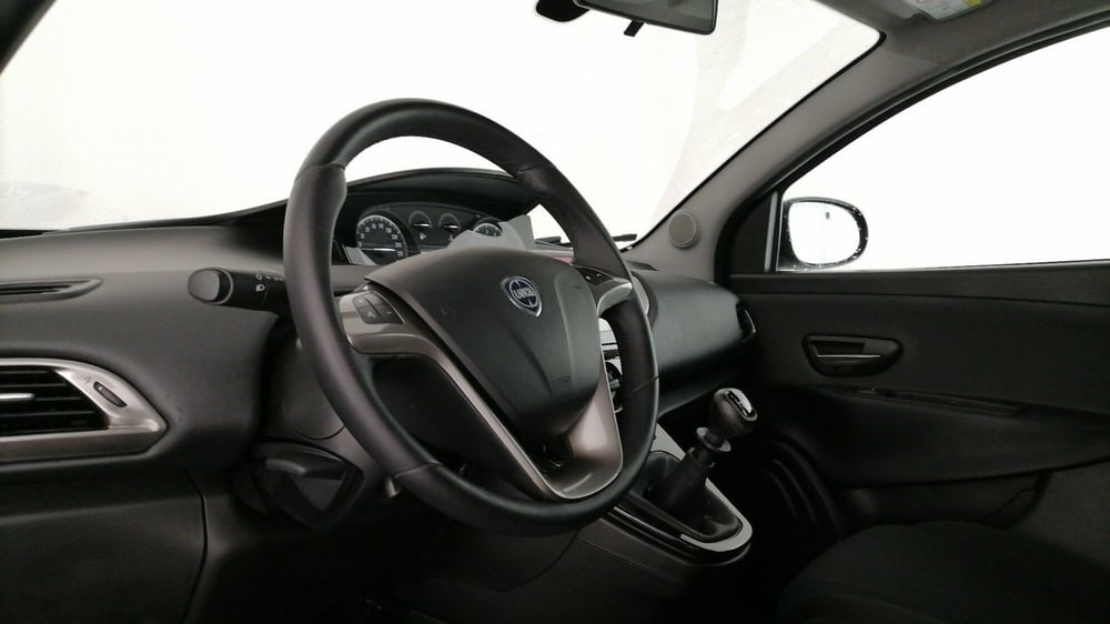 Lancia Ypsilon usata a Roma (11)