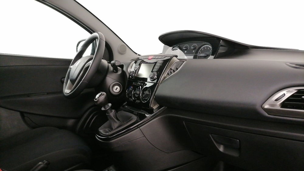 Lancia Ypsilon usata a Roma (7)